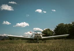 avión reposando en el campo listo para ser vendido