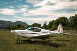 avión reposando en el campo listo para ser vendido